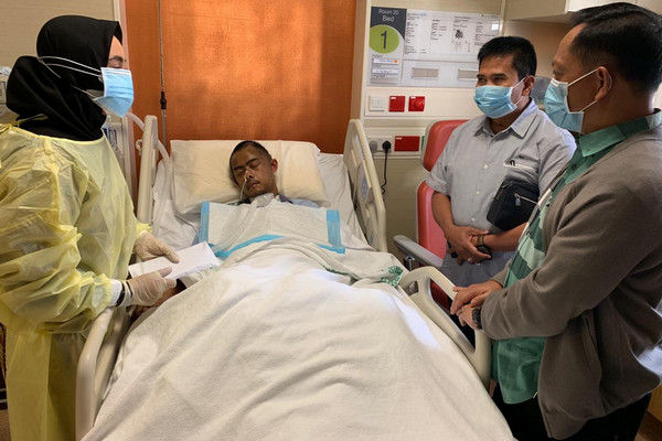 Eks Kasatreskrim Polres Wonogiri, Kompol Aditia Mulya Ramdhani (tengah), terbaring di kasur saat menjalani perawatan di Singapore General Hospital, Singapura, Selasa (4/6). (Foto: Polri)