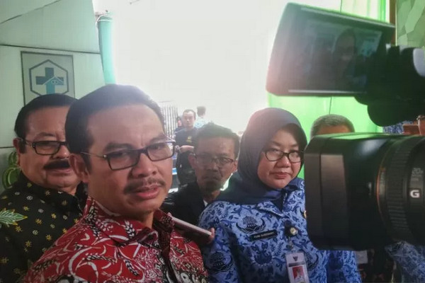 Kepala BKKBN, Hasto Wardoyo (kiri), bersama Bupati Sragen, Kusdinar Untung Yuni Sukowati (tengah), di Kabupaten Sragen, Jateng, Selasa (17/9). (Foto: Antara/Aditya Ramadhan)
