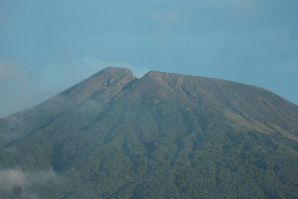 Penampakan Gunung Slamet dari PGA Slamet, Desa Gambuhan, Kabupaten Pemalang, Jateng, Jumat (9/8). (Foto: Antara Foto/Oky Lukmansyah)