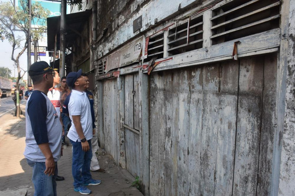 Bupati Batang, Wihaji (kaus polo putih), meninjau salah satu toko tak terawat di Jalan Jenderal Sudirman, Kabupaten Batang, Jateng, Sabtu (21/9). (Foto: Pemkab Batang)