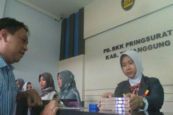 Nasabah mengambil uang pencairan di kantor BPR Pringsurat di Kabupaten Temanggung, Jateng. (Foto: Tribun Jateng/Yayan Isro Roziki)