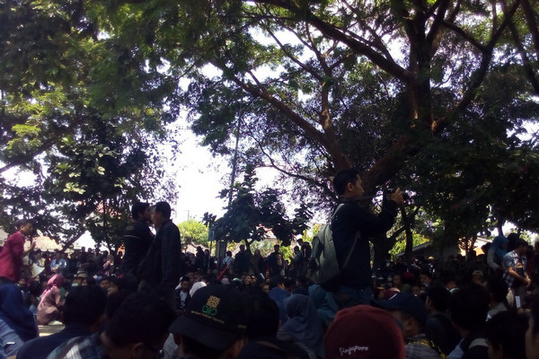 Mahasiswa berkumpul di UIN Sunan Kalijaga sebelum menggelar aksi "Gejayan Memanggil" di pertigaan Kolombo, Kabupaten Sleman, DIY, Senin (23/9). (Foto: Twitter/@BakhtiarFirdaus)