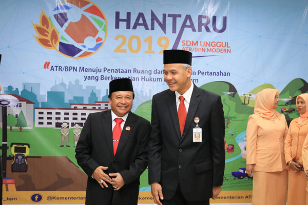 Gubernur Jateng, Ganjar Pranowo (kanan), bersama Kepala Kanwil BPN Jateng, Jonahar, di kantor BPN Jateng, Kota Semarang, Selasa (24/9). (Foto: Pemprov Jateng)