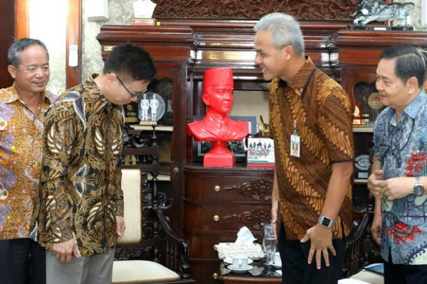Presiden Taiwan External Trade Development Council, James CF Huang (kedua kiri), saat bertemu Gubernur Jateng, Ganjar Pranowo (kedua kanan), di Rumah Dinas Gubernur Jateng, Kota Semarang, Jateng, Rabu (25/9). (Foto: Pemprov Jateng)
