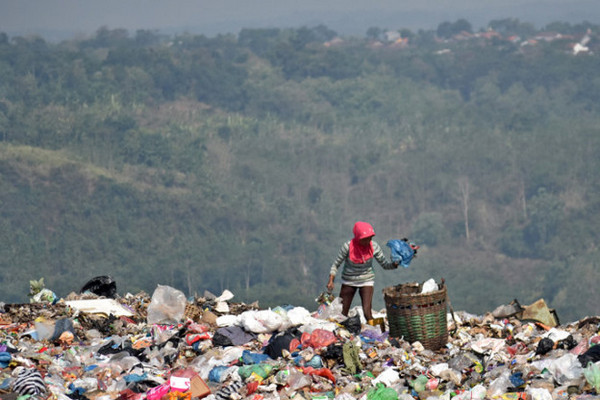 Seorang pemulung memilah sampah di TPA Jatibarang, Kota Semarang, Jateng. (Foto: Antara Foto/Aditya Pradana Putra)