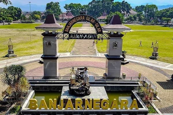 Alun-alun Kabupaten Banjarnegara. Jateng. (Foto: Instagram/@vithoekky1208)
