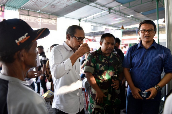 Bupati Temanggung, Al Khadziq (kemeja putih), minum kopi sela Festival Kopi IV di Kabupaten Temanggung, Jateng, 28 September 2018. (Foto: Pemkab Temanggung)