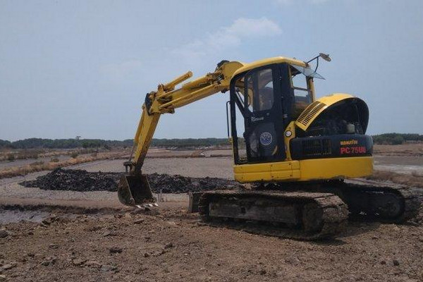 Alat berat meratakan lahan yang bakal dipakai untuk pembangunan TPA Bokong Semar di Kelurahan Kalingangsa, kecamatan Margadana, Kota Tegal, Jateng, Kamis (19/9). (Foto: Tribun Jateng/Fajar Bahruddin)