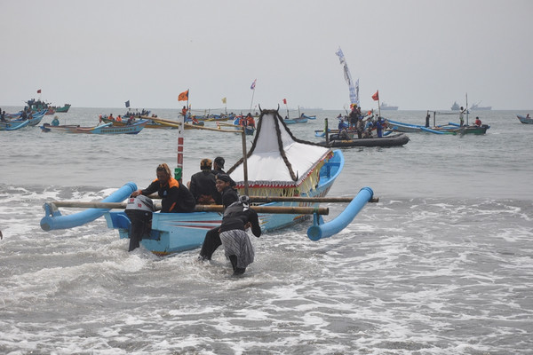 Prosesi sedekah laut di Pantai Teluk Penyu, Kabupaten Cilacap, Jateng. (Foto: Pemkab Cilacap)