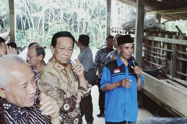 Gubernur DIY, Sri Sultan HB X (tengah) saat mengunjungi "Temu Lapang Desa Pertanian Organik Jambore Petani Organik Tanaman Hortikultura" di Kabupaten Sleman, DIY, Kamis (26/9). (Foto: Dok. Ditjen Hortikultura Kementan)