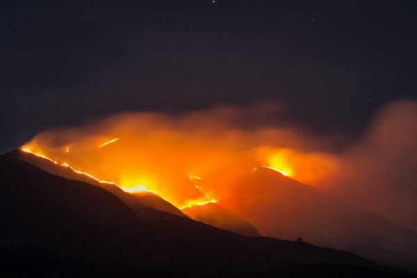 Kobaran api membakar hutan di kawasan puncak Gunung Merbabu terlihat dari Kecamatan Selo, Kabupaten Boyolali, Jateng, Kamis (12/9). (Foto: Antara Foto/Mohammad Ayudha)