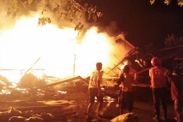 Api melahap puluhan kios dan los Pasar Nglangon, Kabupaten Sragen, Jateng, Senin (30/9) malam. (Foto: Twitter/@SragenPmi)