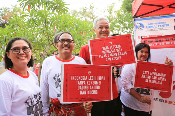Gubernur Jateng, Ganjar Pranowo (kedua kanan), mengampanyekan setop konsumsi daging anjing sela "World Rabies Day 2019" di Taman Indonesia Kaya, Kota Semarang, Jateng, Minggu (29/9). (Foto: Pemprov Jateng)