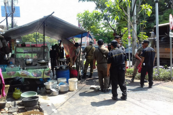 Petugas Satpol PP menertibkan lapak PKL yang berjualan di zona merah di Kota Semarang, Jateng. (Foto: Pemkot Semarang)