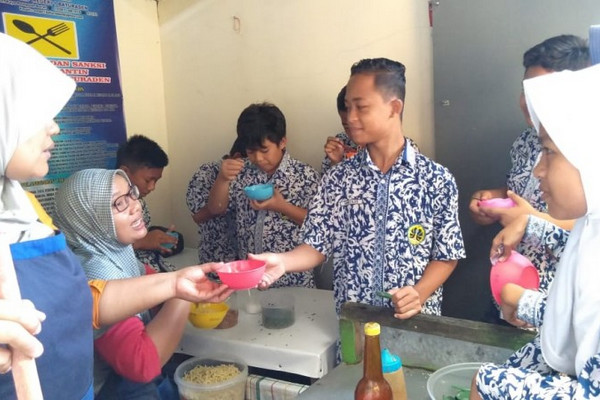 Kantin SMP Negeri 1 Baturraden di Kabupaten Banyumas, Jateng, tak menggunakan plastik sekali pakai sebagai wadah jajanan. (Foto: RRI/Suprianto)