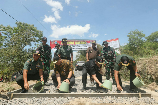 Wakil Gubernur Jateng, Taj Yasin (kedua kanan jongkok), secara simbolis meletakkan batu pertama tanda dimulainya Program TMMD Reguler ke-106 di Desa Sangup, Kecamatan Tamansari, Kabupaten Boyolali, Jateng, Rabu (2/10). (Foto: Pemprov Jateng)
