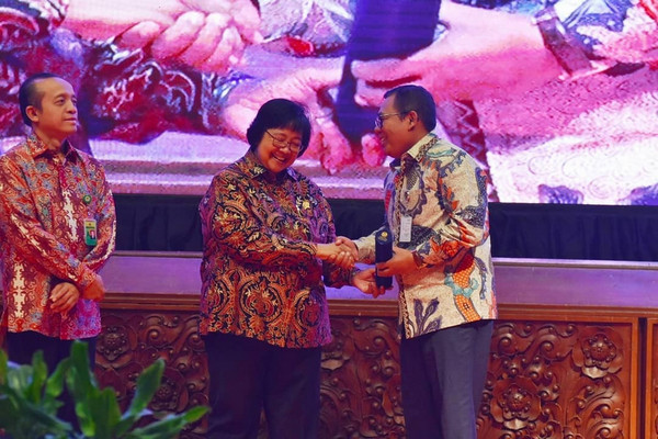 Bupati Pekalongan, Asip Kholbihi (kanan), menerima penghargaan Pembina Proklim Utama 2019 dari Menteri LHK, Siti Nurbaya, di Jakarta, Rabu (2/10). (Foto: Instagram/@kab_pekalongan)