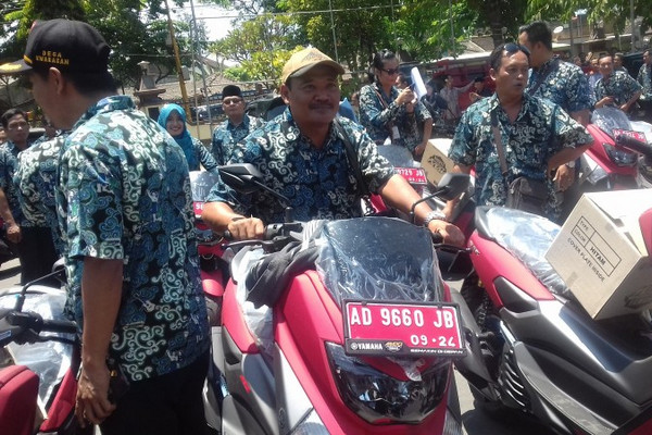 Kades se-Kabupaten Sukoharjo, Jateng, menerima kendaraan dinas berupa Yamaha NMax, Kamis (26/9).(Foto: RRI/Edwi Puryono)