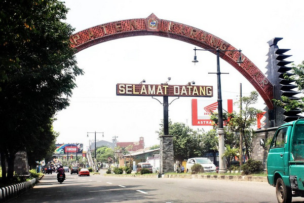 Gapura Selamat Datang Kabupaten Karanganyar, Jateng. (Foto: Flickr/FX Sudarmadi