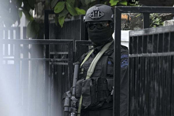 Personel Densus 88 Mabes Polri berjaga di rumah kontrakan yang dihuni EY saat penggeledahan di Kelurahan Bahagia, Babelan Kabupaten Bekasi, Jabar, Kamis (9/5). (Foto: Antara Foto/Ariesanto)