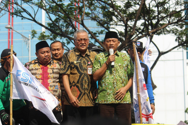 Wakil Ketua Komisi E DPRD Jateng, Abdul Azis (batik hijau), memberikan keterangan sela aksi buruh di depan Gedung DPRD Jateng, Kota Semarang, Rabu (2/10). (Foto: Pemprov Jateng)