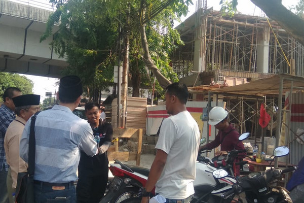 Anggota DPRD DKI Jakarta saat meninjau pembangunan gedung SMP Negeri 32 di Jakarta Barat, Kamis (3/10).