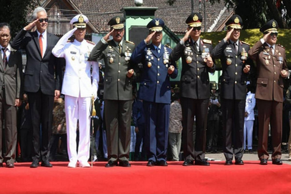 Gubernur Jawa Tengah, Ganjar Pranowo (kedua dari kiri) menghadiri peringatan HUT TNI ke-74 di Lapangan Panglima Besar Jenderal Sudirman, Ambarawa, Kabupaten Semarang, Sabtu (5/10/2019). (Foto: Instagram - @ganjar_pranowo).