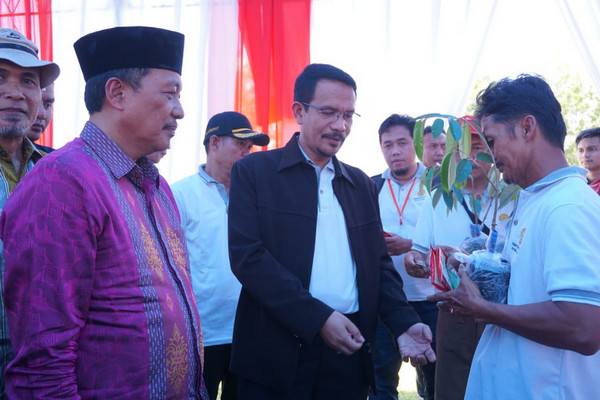 Direktur Buah dan Florikultura Ditjen Hortikultura Kementan, Liferdi Lukman (jaket hitam), secara simbolis memberikan bantuan Program Bekerja kepada RTMP di Kabupaten Kolaka, Sultra, Kamis (3/10). (Foto: Dok. Ditjen Hortikultura Kementan)