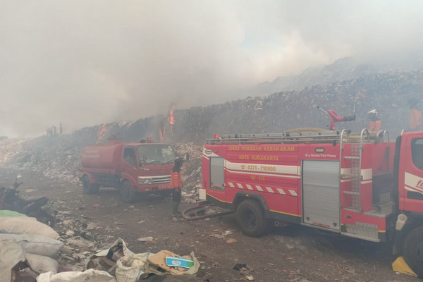 Petugas berupaya memadamkan api di TPA Putri Cempo, Kota Surakarta, Jateng, Selasa (24/9). (Foto: Twitter/@damkarsurakarta)