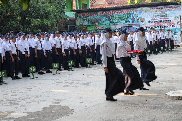 Para siswa SMP Negeri 16 Kota Semarang, Jateng, mengikuti upacara peringatan Hari Lahir Pancasila di lapangan sekolah, Sabtu (1/6). (Foto: Twitter/@16Semarang)