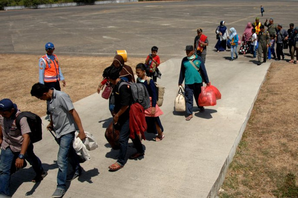 Sebanyak 170 pengungsi berjalan usai turun dari pesawat Hercules setibanya di Lanud Hasanuddin, Kabupaten Maros, Sulsel, Senin (7/10). (Foto: Antara Foto/Abriawan Abhe)