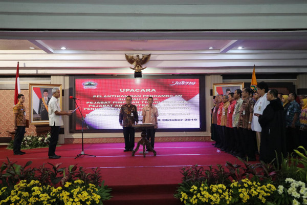 Prosesi pelantikan pejabat tinggi pratama di sejumlah RSUD di Jateng oleh Gubernur Ganjar Pranowo di Kota Semarang, Jateng, Selasa (8/10). (Foto: Pemprov Jateng)