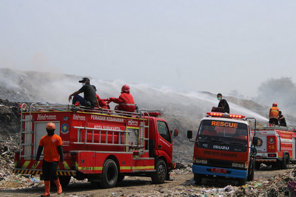 Petugas berupaya memadamkan api di TPA Putri Cempo, Kota Surakarta, Jateng, Rabu (9/10). (Foto: Twitter/@damkarsurakarta)