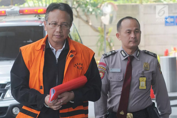 Plt Sekretaris DPPKAD Kudus, Akhmad Sofyan (kiri), saat hendak menjalani pemeriksaan di Gedung KPK, Jakarta, Rabu (11/9). (Foto: merdeka.com/Dwi Narwoko)
