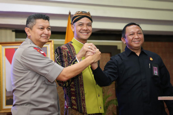 Kapolda Jateng, Irjen Rycko Amelza Dahniel (kiri), salam komando bersama Gubernur Jateng, Ganjar Pranowo (tengah) dan Aspidsus Kejati Jateng, Ketut Sumedana (kanan), usai merilis Timsus Antikorupsi di Kota Semarang, Jateng, Kamis (10/10). (Foto: Pemprov Jateng)
