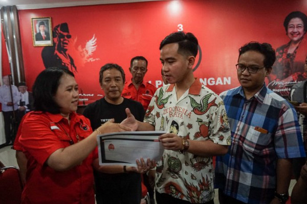 Putra sulung Presiden Jokowi, Gibran Rakabuming Raka (kedua kanan), menyerahkan berkas pendaftaran anggota PDIP di Kantor DPC, Kota Surakarta, Jateng, Senin (23/9). (Foto: Antara Foto/Mohammad Ayudha)