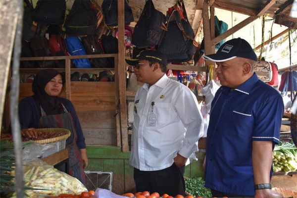 Dirjen Perdagangan Dalam Negeri Kemendag, Suhanto (kanan), bersama Bupati Pekalongan, Asip Kholbihi, memantau kondisi Pasar Wiradesa di Kabupaten Pekalongan, Jateng, Jumat (11/10). (Foto: Dok. Pemkab Pekalongan)