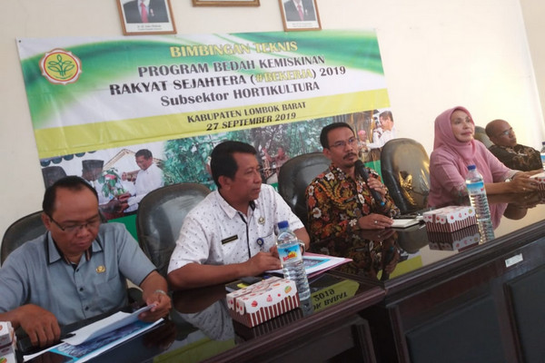 Direktur Buah dan Florikultura Ditjen Hortikultura Kementan, Liferdi Lukman (tengah), memberikan sambutan saat Bimtek Program Bekerja Hortikultura 2019 di Kabupaten Lombok Barat, NTB, Jumat (27/9). (Foto: Dok. Ditjen Hortikultura Kementan)