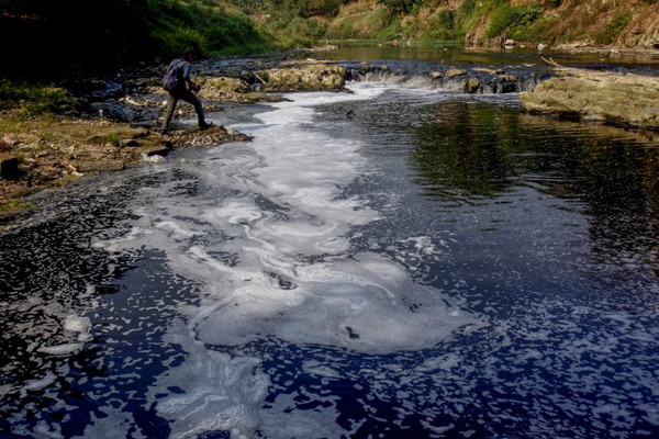 Limbah pabrik mencemari Sungai Cileungsi di Desa Bojong Kulur, Kabupaten Bogor, Jabar, Selasa (8/10). (Foto: Antara Foto/Yulius Satria Wijaya)