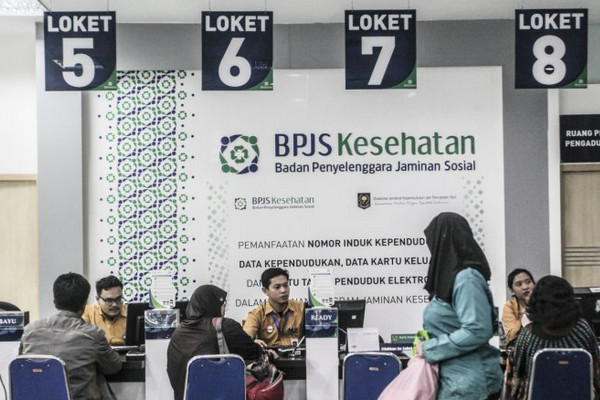 Warga mendaftar menjadi peserta BPJS Kesehatan di Kantor Cabang BPJS Kesehatan Jaksel, 21 September 2018. (Foto: Antara Foto/Muhammad Adimaja)