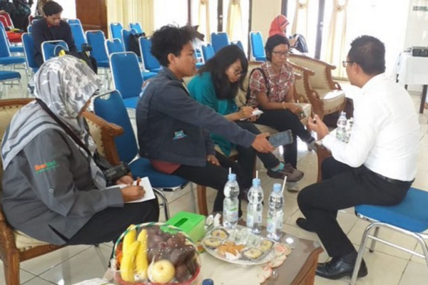 Dirjen PDT Kemendes PDTT, Samsul Widodo (kanan), berdiskusi dengan para Duta Petani Muda. (Foto: Dok. Ditjen PDT Kemendes PDTT)