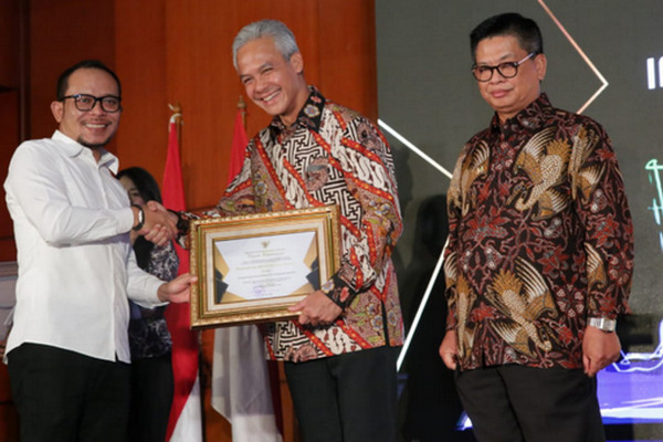 Menaker, Hanif Dhakiri (kiri), memberikan penghargaan Pembangunan Ketenagakerjaan kepada Gubernur Jateng, Ganjar Pranowo, di Jakarta, Senin (14/10). (Foto: Pemprov Jateng)