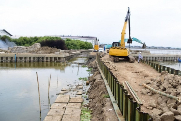 Proyek pembangunan tanggul penganggulangan rob di pesisir Kabupaten Pekalongan, Jateng. (Foto: Kementerian PUPR)