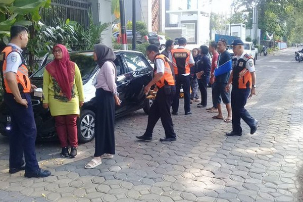 Petugas menindak kendaraan yang parkir sembarangan di area malsaba Kota Surakarta, Jateng. (Foto: Twitter/@dishubsurakarta)