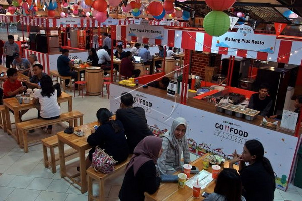Pengunjung menikmati hidangan pada Festival Kuliner Go-Food di Kota Semarang, Jateng, Selasa (3/7). (Foto: Antara Foto/R. Rekotomo)
