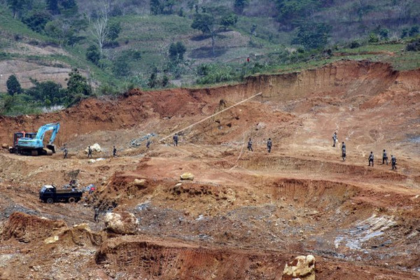 Petugas menertibkan aktivitas galian C ilegal di Bukit Hambalang, Kabupaten Bogor, Jabar, Senin (14/10).(Foto: Antara Foto/Yulius Satria Wijaya)
