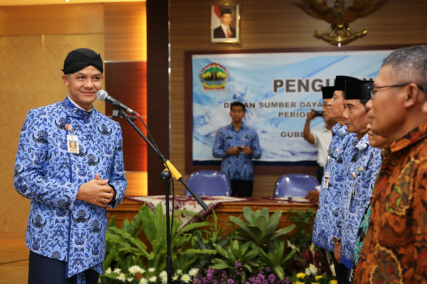 Gubernur Jateng, Ganjar Pranowo (kiri), sela pengukuhan pengurus Dewan SDA Jateng di Kota Semarang, Kamis (17/10). (Foto: Pemprov Jateng)