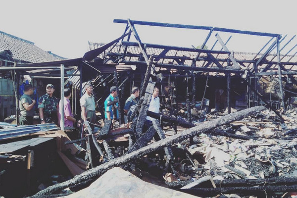 Kondisi Pasar Mungkid di Kabupaten Magelang, Jateng, usai terbakar pada Kamis (17/10) malam. (Foto: Instagram/@pemdes_mungkind)