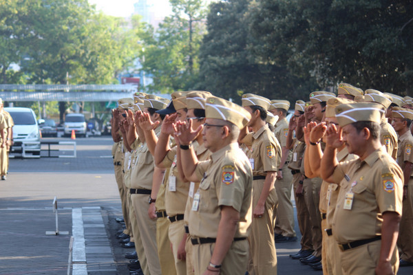 ASN lingkup Pemprov Jateng mengikutip apel pagi di Kompleks Kantor Gubernur Jateng, Kota Semarang, Senin (21/10) pagi. (Foto: Pemprov Jateng)