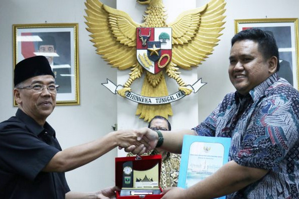 Ketua DPC PDIP Sragen, Untung Wibowo Sukowati (kanan). (Foto: DPRD Jateng)